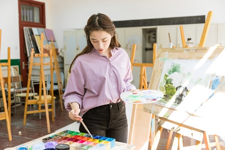 摄图网_501159271_文艺女生<umajor class='u-self' data-code='130402'>绘画</umajor>（企业商用）_副本.jpg