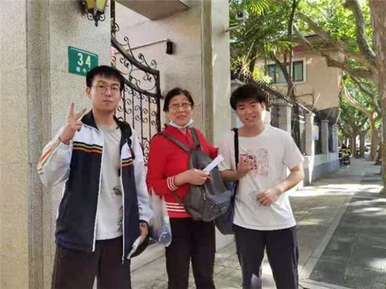 上海市民办西南高级中学的男生就来到了五十四中学考点门口等候。.jpg