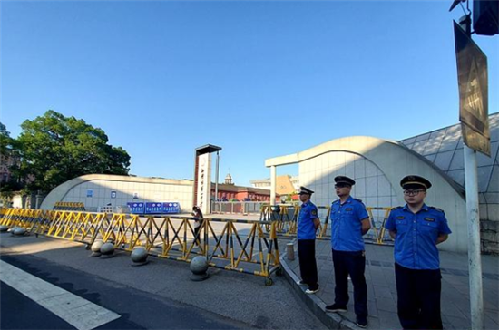 湘潭市雨湖区城市管理和综合执法局市容大队工作人员在第一中学考点，护航高考考生。.png