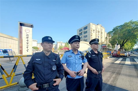 湘潭市公安局一中路口快警站值班民警严阵以待护航高考。.png