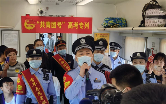 民警与客运人员密切配合，做好疫情防控及乘降秩序维护等工作，为考生保驾护航。.png