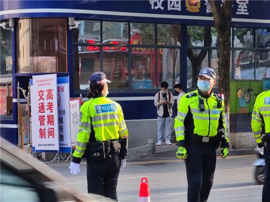 多位交警在现场及时疏散交通，保障考生顺利抵达考场。1.jpg