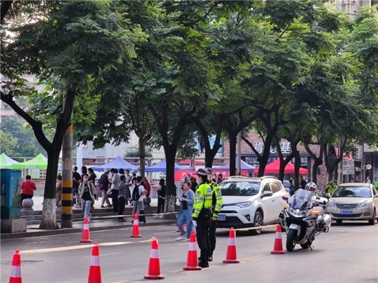 多位交警在现场及时疏散交通，保障考生顺利抵达考场。.jpg