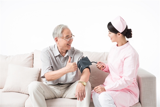 摄图网_501315701_护士为老人测量血压（企业商用）.jpg