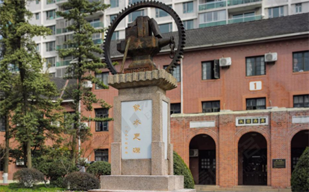 <ucollege class='u-self' data-code='10011'>上海交通大学</ucollege>.png