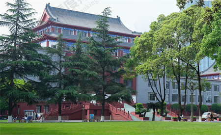 <ucollege class='u-self' data-code='10031'>四川大学</ucollege>.png