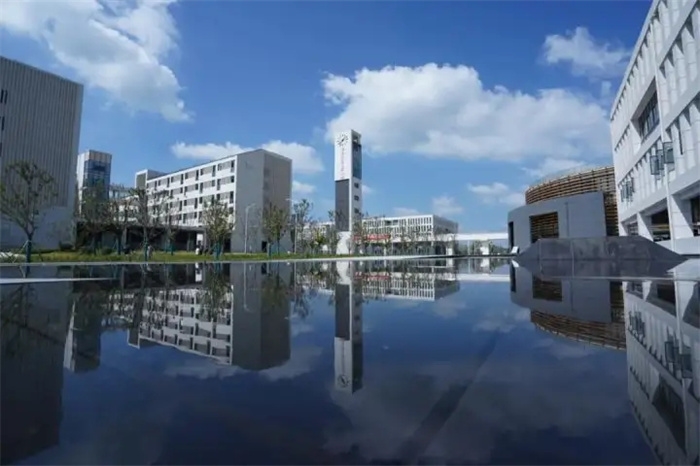 南京<umajor class='u-self' data-code='080706'>信息工程</umajor>学院.webp.jpg