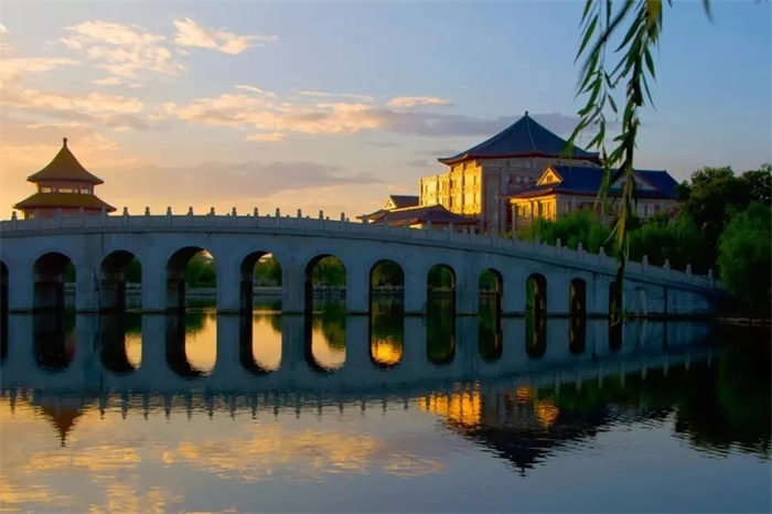 <ucollege class='u-self' data-code='10129'>南方医科大学</ucollege>.webp.jpg