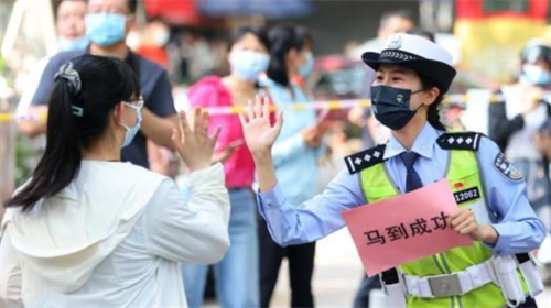 南京交警与考生击掌送祝福.png