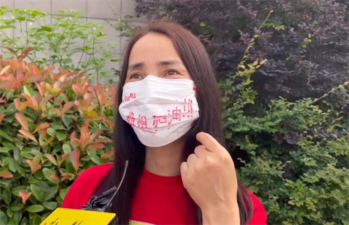 家长口罩写上“姐姐加油” 为考生打气鼓励.png