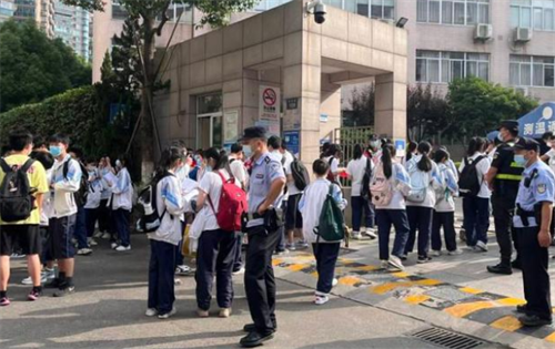 开元商贸朝晖校区门口的老师们在发放身份证 杭州.png