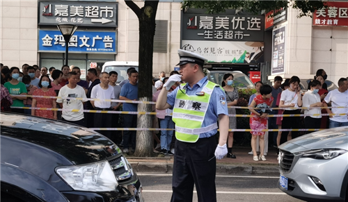 长沙市实验中学考点外，交警在马路中央指挥交通。_副本.png