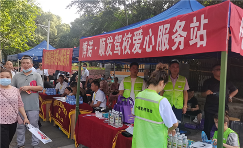 岳阳市十四中考点，3个爱心服务岗已准备就绪，为家长和学生免费发放矿泉水、纸巾等物品。_副本.png