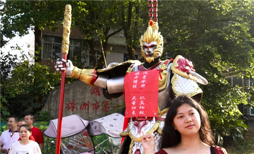 株洲市一中考点，身着战甲的“齐天大圣”为考生送考。_副本.png