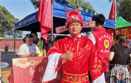 烈日炎炎下，一<ucareer class='u-self' data-code='Z110512'>驾校教练</ucareer>穿上状元服，为考生加油打气。_副本.png