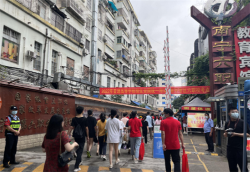 南宁三中考生来到六职校考点。.png