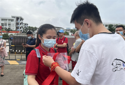 【南宁市第二中学凤岭考点】带队<ucareer class='u-self' data-code='Z0801'>教师</ucareer>为考生佩戴祝福绸带。.png