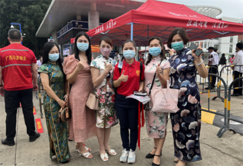 【南宁市第二中学凤岭考点】带队<ucareer class='u-self' data-code='Z0801'>教师</ucareer>与家长一起拍照为考生加油。.png