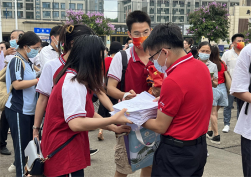 【南宁市第二中学凤岭考点】带队<ucareer class='u-self' data-code='Z0801'>教师</ucareer>与考场考务人员对接疫情筛查表等。.png