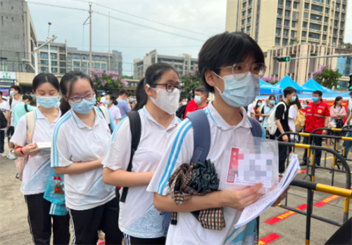 【南宁市第二中学凤岭考点】考生有序排队进入考场。.png
