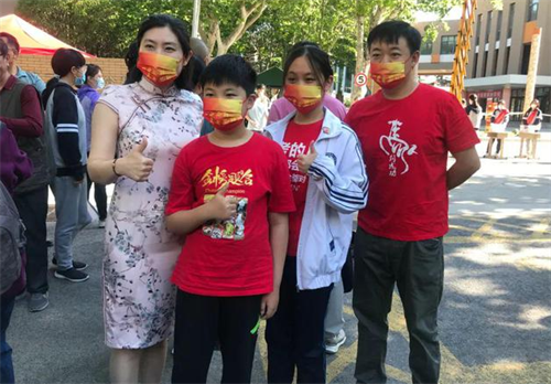 家长们穿上“战袍”为考生加油打气  山东.png