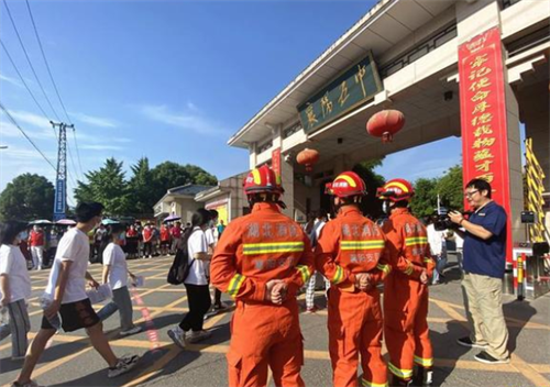 湖北省襄阳市消防救援支队在全市30个考点设立执勤点，保障高考期间<ucareer class='u-self' data-code='Z050239'>消防安全</ucareer>。.png