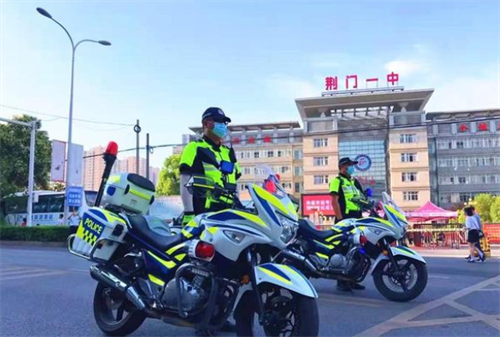 荆门一中考点，交警助力平安高考.png