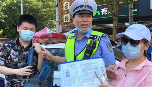 武汉六中考点，江岸区交警帮助考生快速取回遗忘在家中的准考证。.png