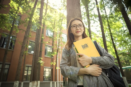 摄图网_500909241_青春洋溢的女大学生（企业商用）.jpg