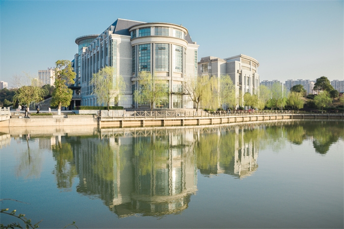 <ucollege class='u-self' data-code='10588'>湖南第一师范学院</ucollege>.jpg