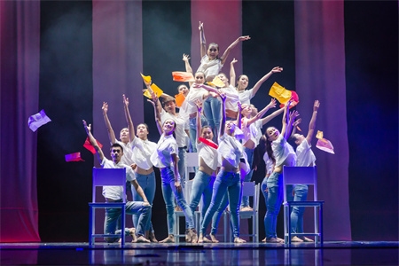 摄图网_500194374_活力学生舞者<umajor class='u-self' data-code='130301'>表演</umajor>现代舞(企业商用).jpg