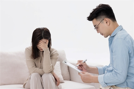 摄图网_501699667_难受捂着脸的心理疾病患者与<ucareer class='u-self' data-code='Z090314'>心理医生</ucareer>(企业商用).jpg