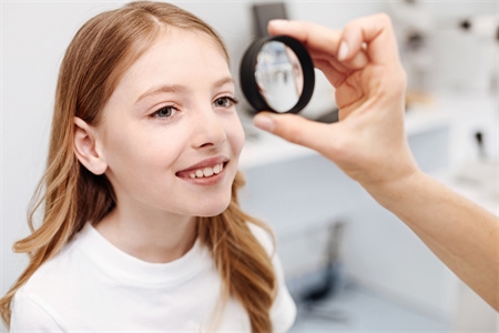 摄图网_502443486_优秀的严格<ucareer class='u-self' data-code='Z090309'>眼科医生</ucareer>执行一次检查（企业商用）.jpg