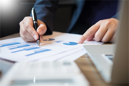 摄图网_302030732_分析其办公室利润融资<ucareer class='u-self' data-code='Z0108'>数据</ucareer>图表文件的报告（企业商用）.jpg