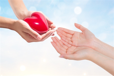 摄图网_500785524_爱心传递的概念（企业商用）.jpg