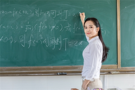 摄图网_501123004_女<ucareer class='u-self' data-code='Z0801'>教师</ucareer>黑板书写（企业商用）.jpg