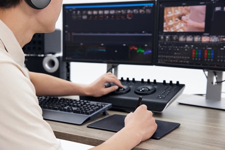 摄图网_501789643_影视后期剪辑人员工作特写（企业商用）.jpg
