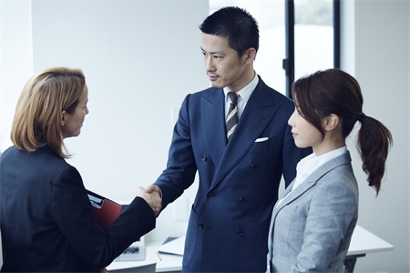 摄图网_502017885_合作握手的商人形象（企业商用）.jpg