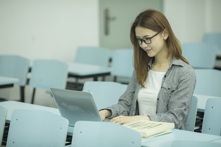 摄图网_500909122_女学生在大学教室里学习（企业商用）_副本.jpg