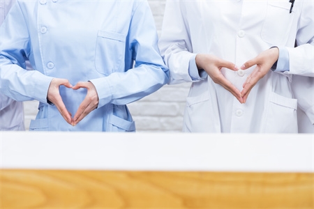 摄图网_501143068_医疗团队比心特写（企业商用）.jpg
