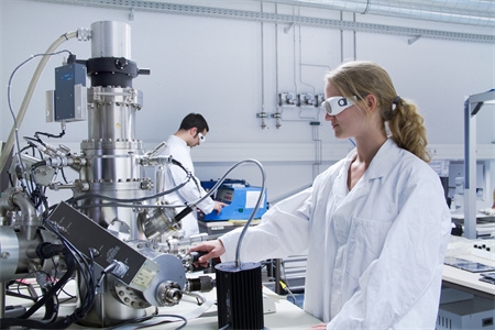 摄图网_501454477_两名科学家穿着实验室外套使用科学设备（企业商用）.jpg