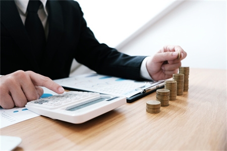 摄图网_305341693_<ucareer class='u-self' data-code='Z030119'>审计</ucareer>师或内部税收服务人员商业妇女检查公司年度<ucareer class='u-self' data-code='Z030101'>财务</ucareer>报表<ucareer class='u-self' data-code='Z030119'>审计</ucareer>概念(企业商用).jpg