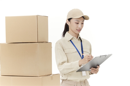 摄图网_501777693_女<ucareer class='u-self' data-code='Z041111'>仓库</ucareer>管理员检查快递信息（企业商用）.jpg