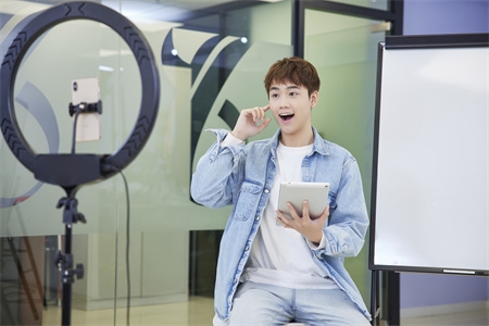 摄图网_501893042_青年男性网络直播发声训练（企业商用）.jpg