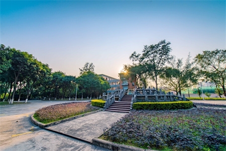 <ucollege class='u-self' data-code='10048'>华南理工大学</ucollege>3.jpg