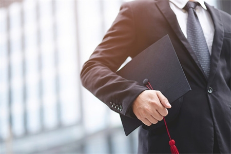 摄图网_308010909_大学毕业生持帽子的毕业生和成功者教育概念在高等教育中<umajor class='u-self' data-code='120201'>工商管理</umajor>硕士程度背部(企业商用).jpg