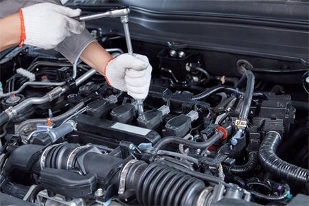 摄图网_501689537_汽修工修理汽车故障排查车辆零件检查特写(企业商用).jpg