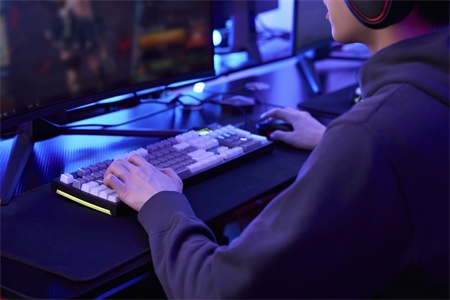 摄图网_501806528_年轻人坐电脑前打网络游戏(企业商用).jpg
